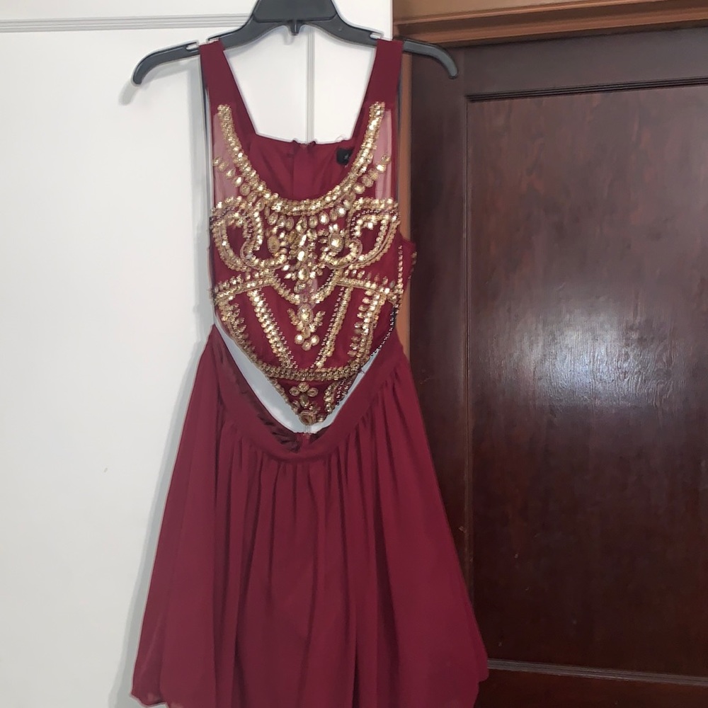 only worn once. great condition with the exception of one of the beads